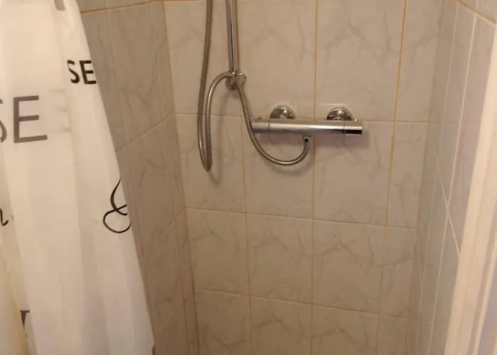 Cabra Park Modern מלון